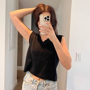 Casual black V-neck sleeveless sweater vest layering top
